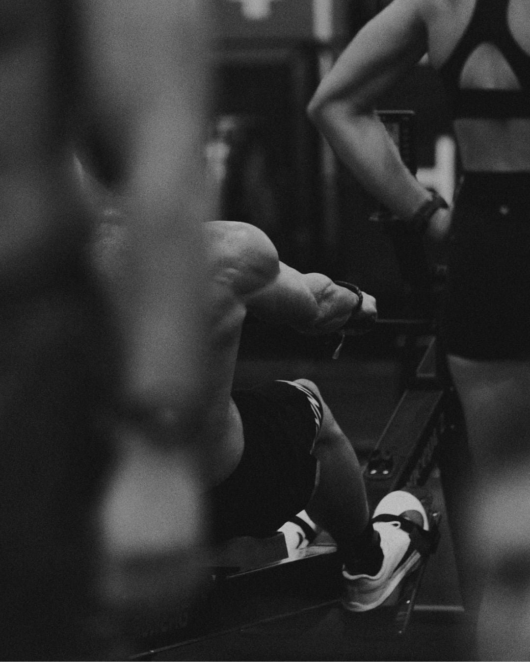 Athlète pratiquant le CrossFit avec une barre chargée