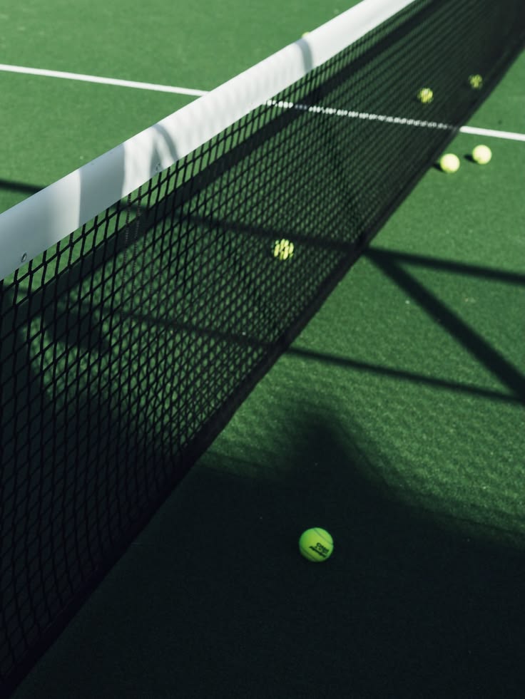 Filet et balles sur un court de tennis
