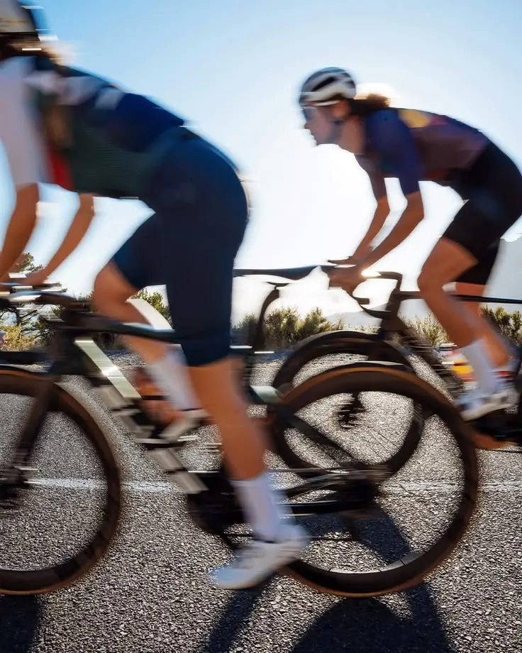 Cyclistes sur route pendant un entraînement