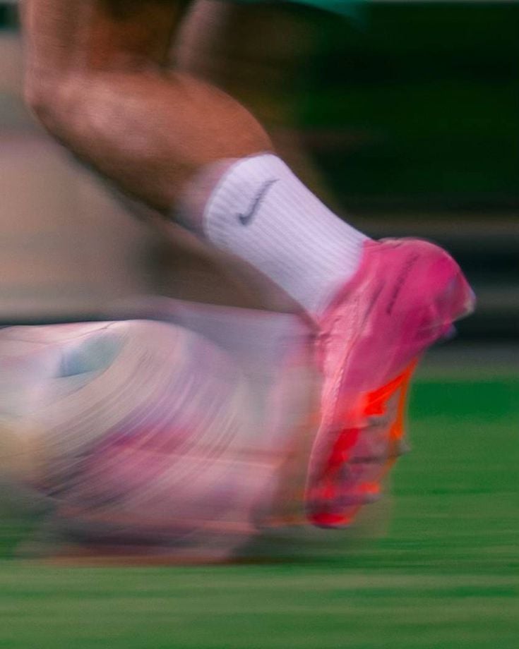 Joueur de football en mouvement avec ballon